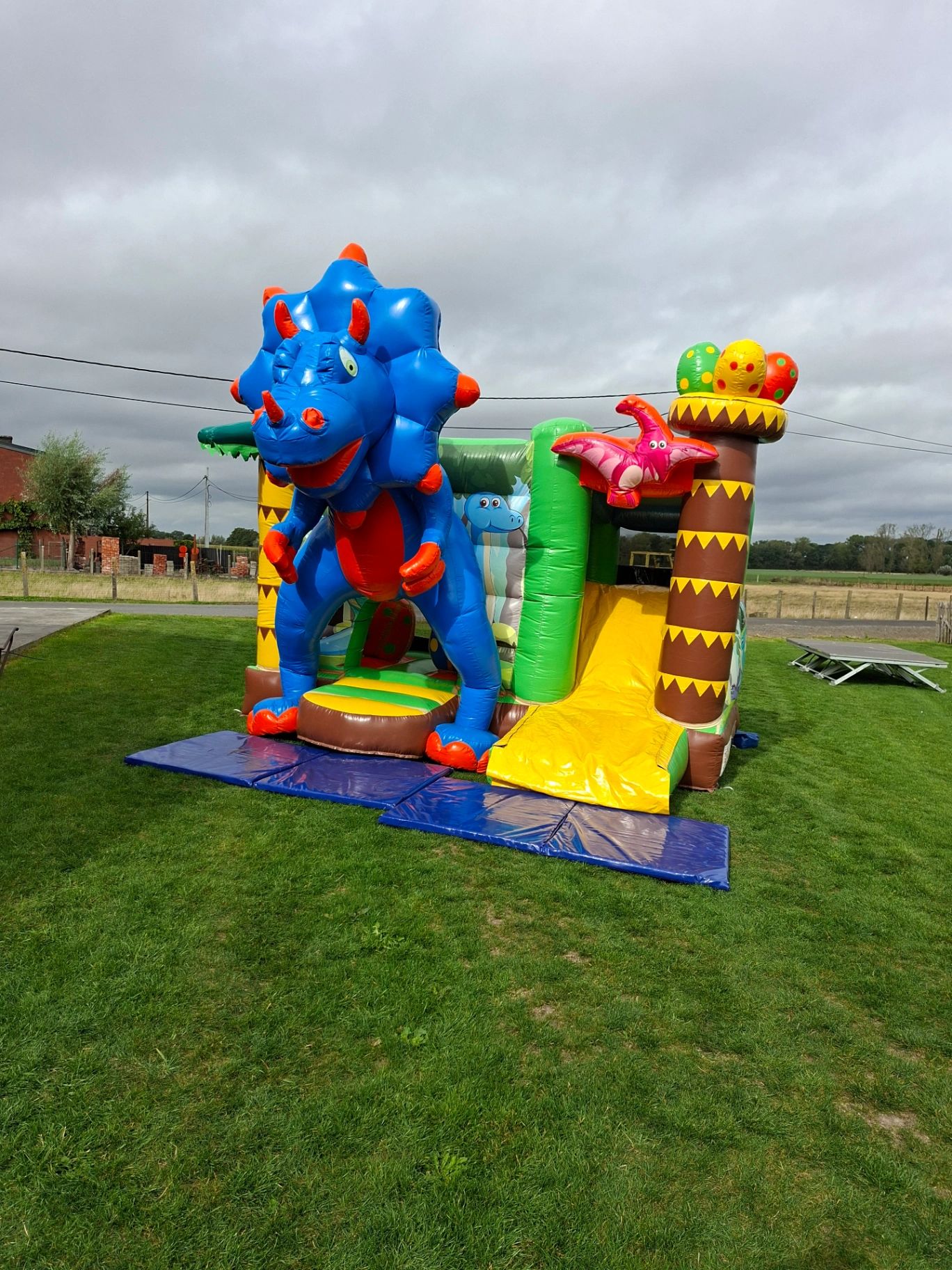 SPRINGKASTEEL DINO TE HUUR