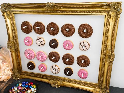 Decoratief donutbord / donut wall in prachtige gouden kader