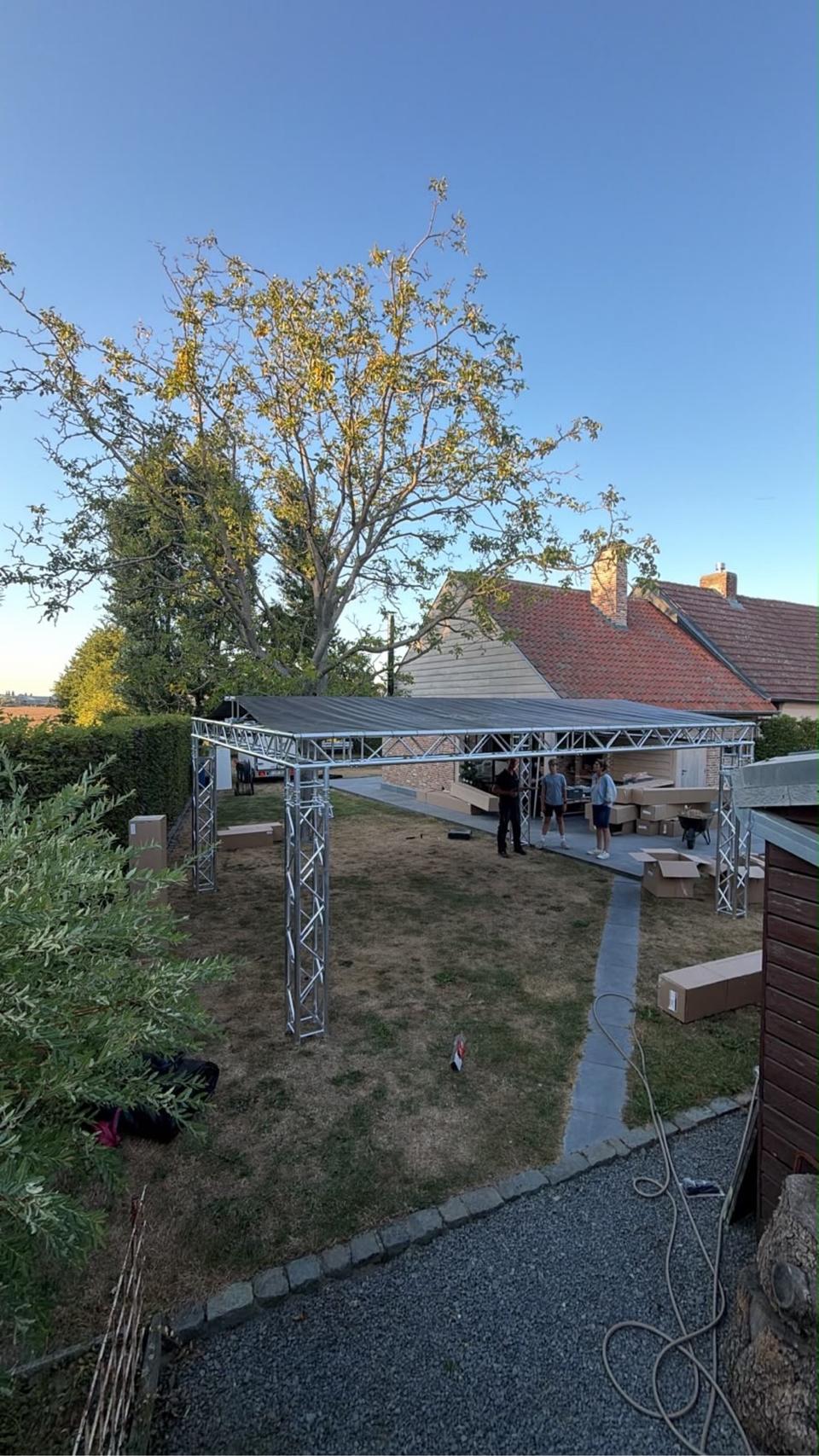 Feestent in truss delen