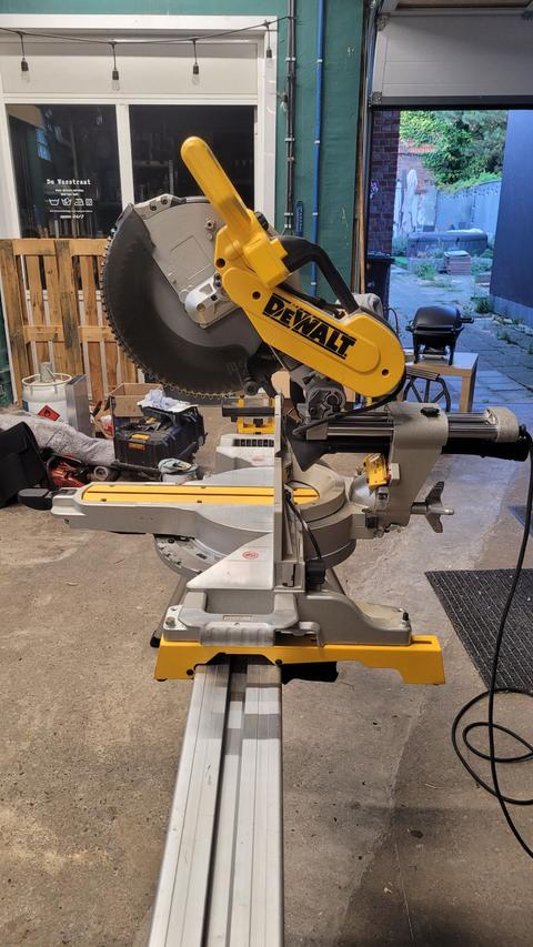 Afkortzaag dewalt met statief
