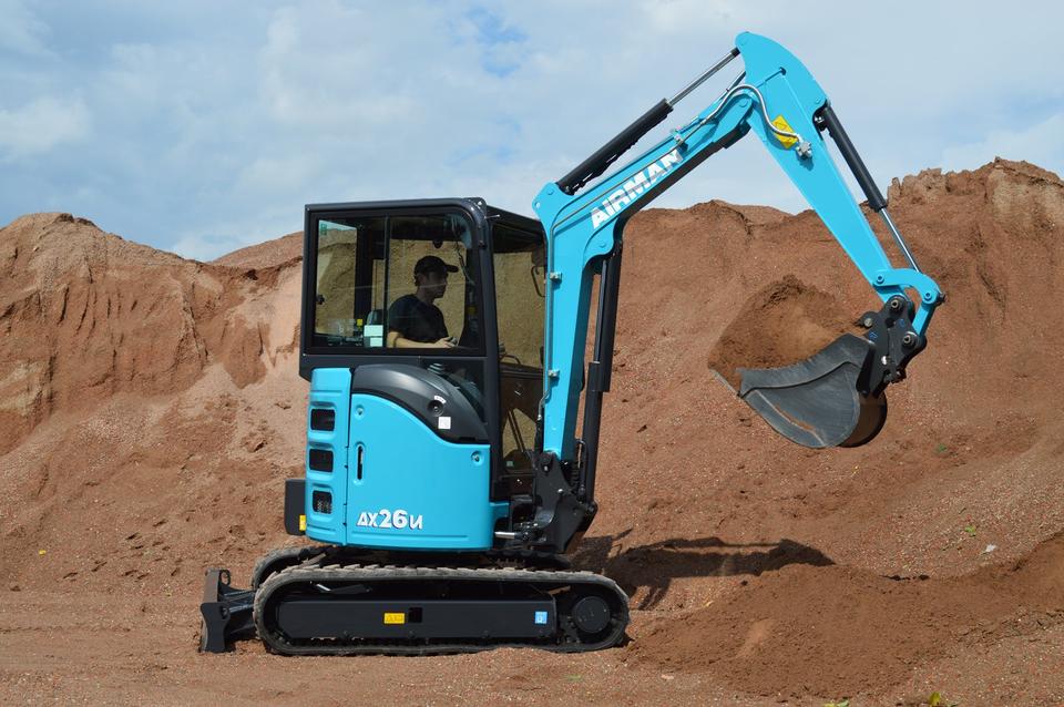 Minigraver 2,7 ton Airman AX26U (met cabine)