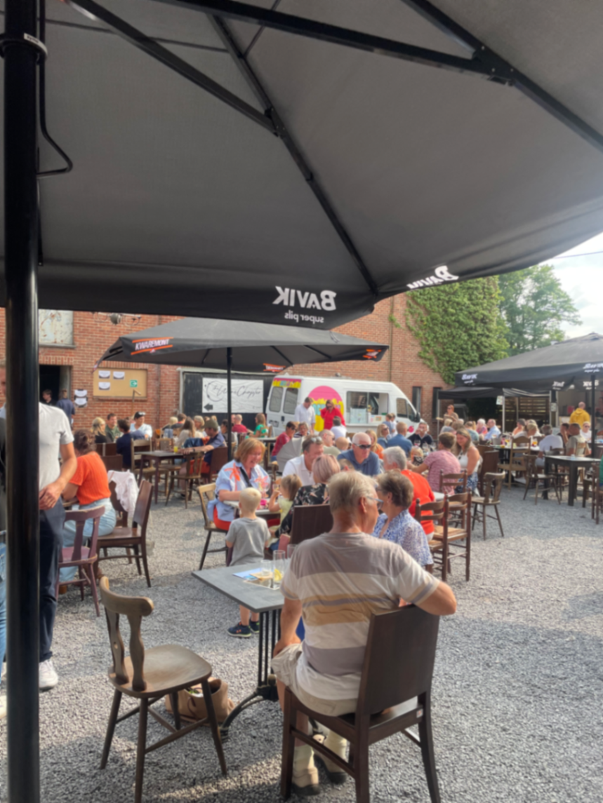 Oude cafe tafels en stoelen