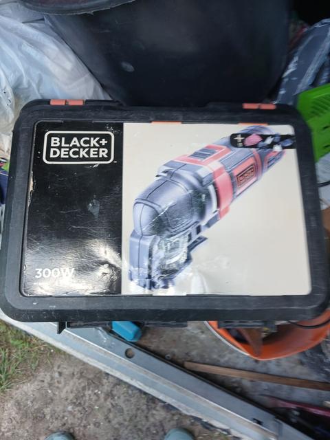 Boor en vijsmachines ook aller lei bouwmaterialen.